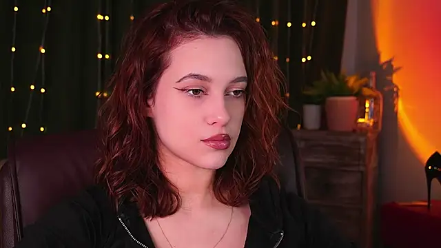 Snapshot of LolaLemona chatting on 03-25-26, 10:32 LolaLemona online show from 03-25-26, 10:32