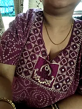 Snapshot of cuteyqueen chatting on 02-19-26, 10:44 cuteyqueen online show from 02-19-26, 10:44