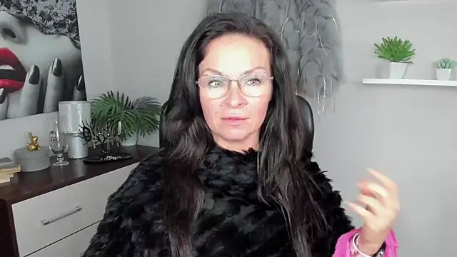 HelenLuxx online show from 12-18-24, 10:08