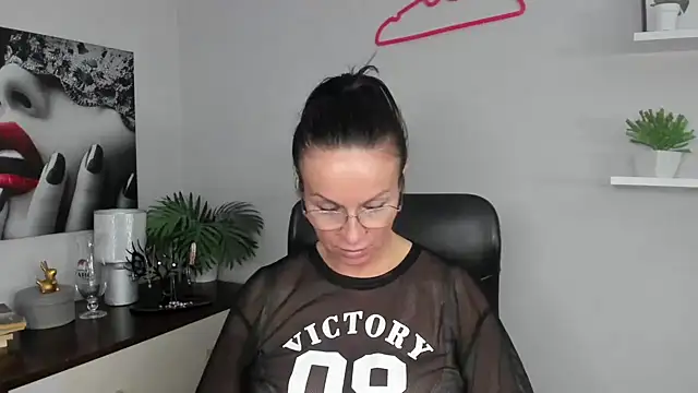 HelenLuxx online show from 12-19-24, 10:24