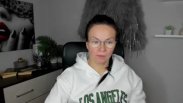 HelenLuxx online show from 01-27-25, 06:41