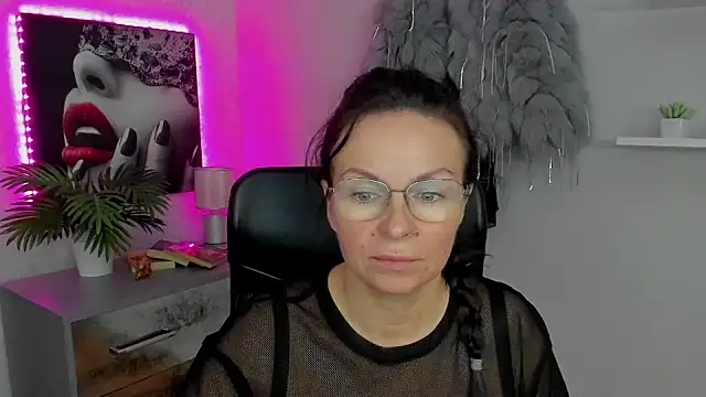 HelenLuxx online show from 01-31-25, 10:20