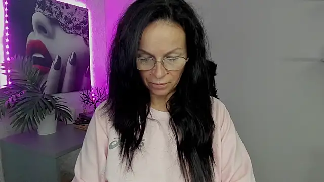 HelenLuxx online show from 09-18-25, 05:42