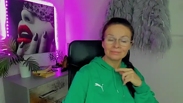 HelenLuxx online show from 10-09-25, 05:38