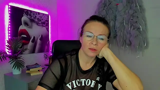 HelenLuxx online show from 10-17-25, 06:43