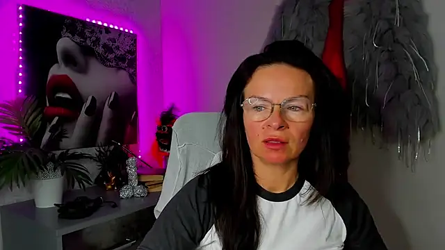 HelenLuxx online show from 05-06-26, 03:17