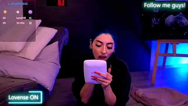 Snapshot of AriaVoss chatting on 09-29-25, 08:24 AriaVoss online show from 09-29-25, 08:24