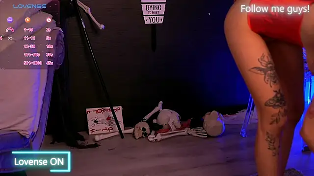 Snapshot of AriaVoss chatting on 10-18-25, 09:26 AriaVoss online show from 10-18-25, 09:26