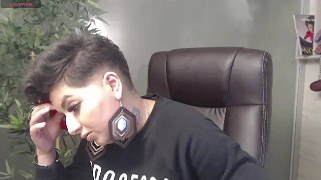 Snapshot of BustyAllyy chatting on 12-20-24, 02:19 BustyAllyy online show from 12-20-24, 02:19