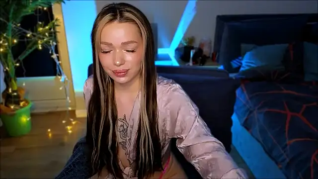 Snapshot of Lily_Yin chatting on 03-08-25, 05:49 Lily Yin online show from 03-08-25, 05:49