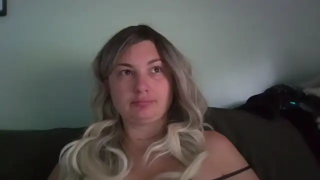 MilfyMrsRobinson online show from 06-17-26, 01:01