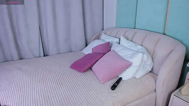 Love is Lola online show from 01-10-25, 01:21