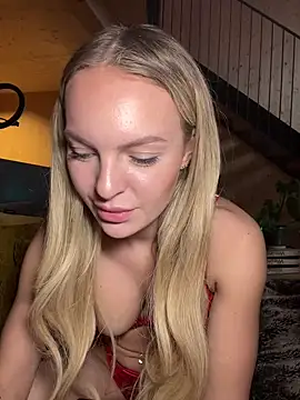 Snapshot of ChiaraVixen chatting on 12-16-24, 02:38 ChiaraVixen online show from 12-16-24, 02:38