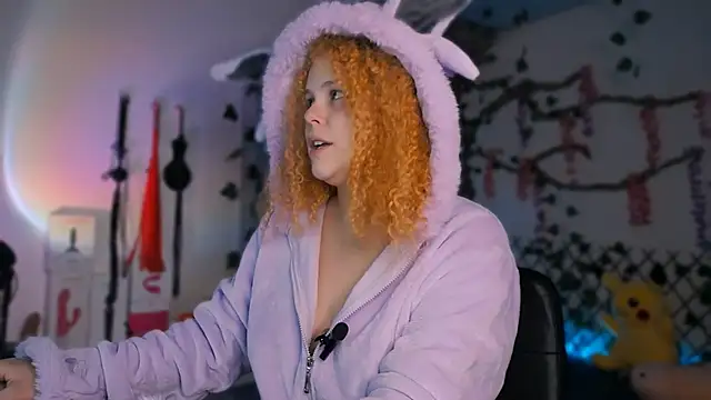 Snapshot of Alaska_colors7 chatting on 10-12-25, 01:43 Alaska colors7 online show from 10-12-25, 01:43