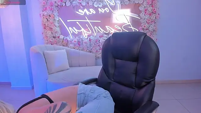 HannaConnor  online show from 01-26-25, 05:23