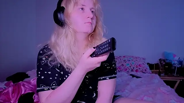 Glitch Witch online show from 06-19-26, 10:30