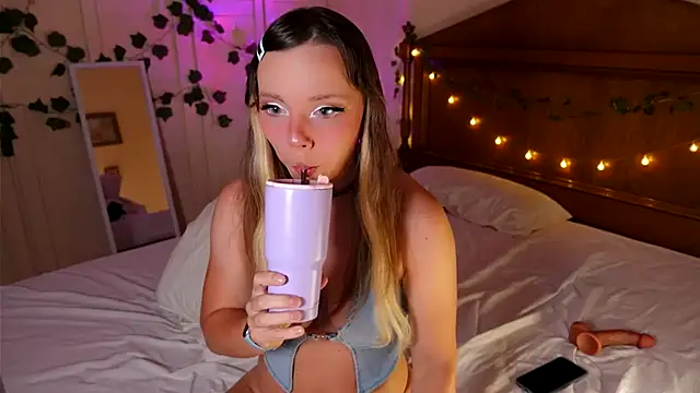 Snapshot of Ayra_Lust chatting on 11-06-25, 11:04 Ayra Lust online show from 11-06-25, 11:04