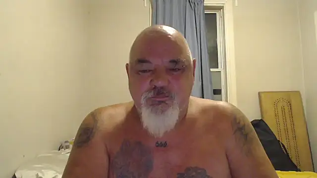 Newfiesausage1972 online show from 09-17-25, 09:33