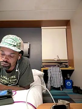 Snapshot of 1BeautyN1Beast chatting on 10-01-25, 11:33 1BeautyN1Beast online show from 10-01-25, 11:33