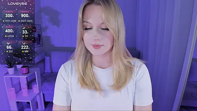 Snapshot of Honey_blonde chatting on 06-16-26, 08:11 Honey blonde online show from 06-16-26, 08:11