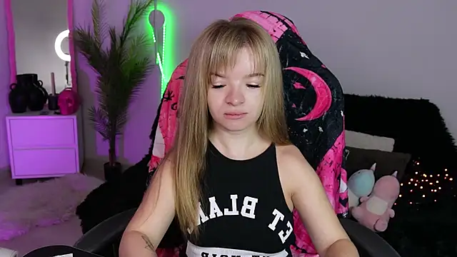 Eva Rosec online show from 10-28-25, 08:51