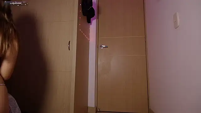 Snapshot of tinysofia_ chatting on 01-31-25, 02:04 tinysofia online show from 01-31-25, 02:04