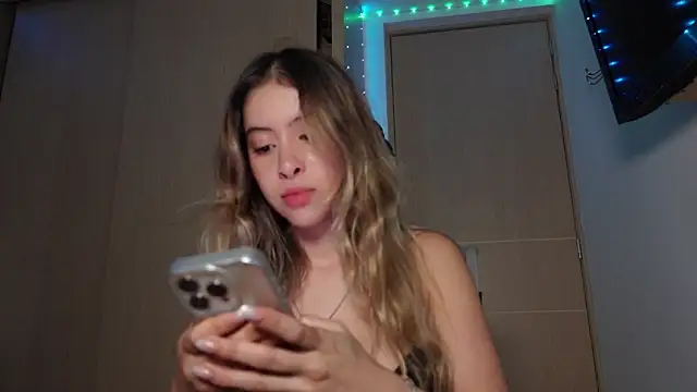 Snapshot of tinysofia_ chatting on 11-06-25, 03:07 tinysofia online show from 11-06-25, 03:07