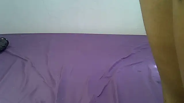 Snapshot of laetitia_ chatting on 04-09-26, 11:04 laetitia online show from 04-09-26, 11:04