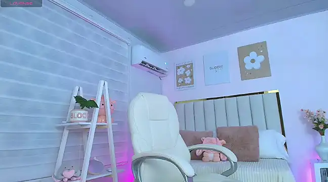 Snapshot of Cristall_Bunny chatting on 02-07-25, 12:31 Cristall Bunny online show from 02-07-25, 12:31