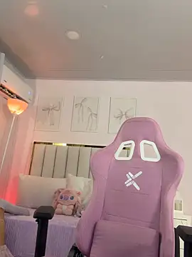 Snapshot of Cristall_Bunny chatting on 10-24-25, 12:41 Cristall Bunny online show from 10-24-25, 12:41