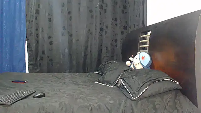 Snapshot of Hot_Sharks_ chatting on 06-28-26, 09:59 Hot Sharks online show from 06-28-26, 09:59