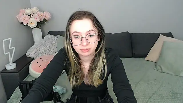 Mini Diva online show from 09-15-25, 08:03