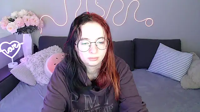 Snapshot of Mini_Diva chatting on 11-16-25, 09:04 Mini Diva online show from 11-16-25, 09:04