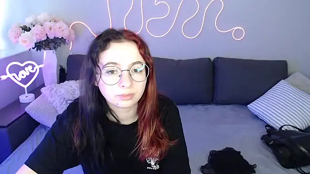 Snapshot of Mini_Diva chatting on 11-19-25, 09:09 Mini Diva online show from 11-19-25, 09:09