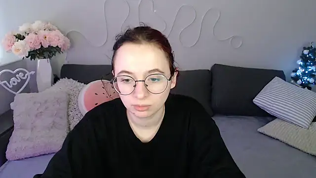 Snapshot of Mini_Diva chatting on 12-16-25, 09:14 Mini Diva online show from 12-16-25, 09:14