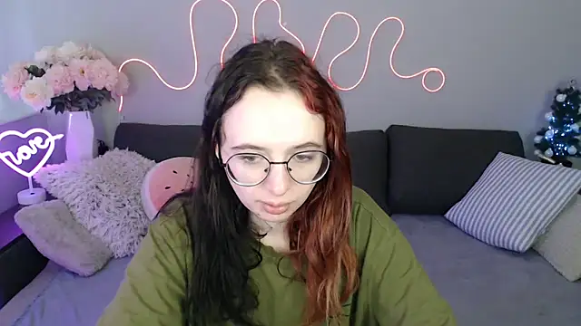 Snapshot of Mini_Diva chatting on 12-19-25, 10:00 Mini Diva online show from 12-19-25, 10:00