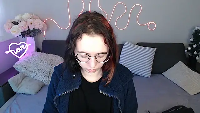 Snapshot of Mini_Diva chatting on 01-10-26, 09:11 Mini Diva online show from 01-10-26, 09:11