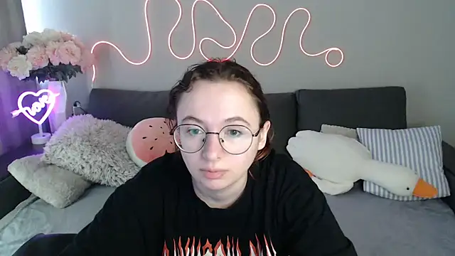 Mini Diva online show from 05-15-26, 08:32