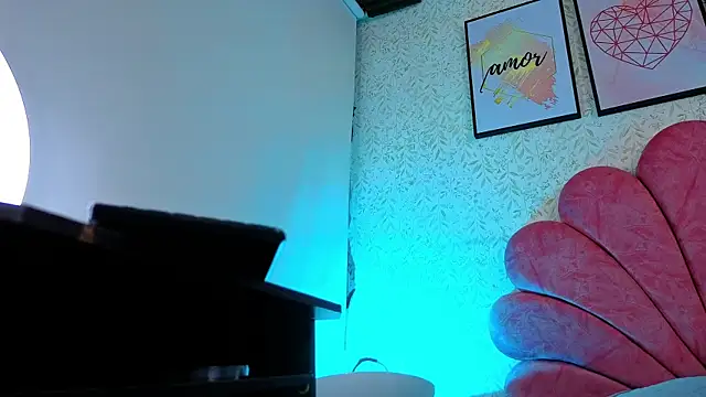 luly pink online show from 06-24-26, 04:33