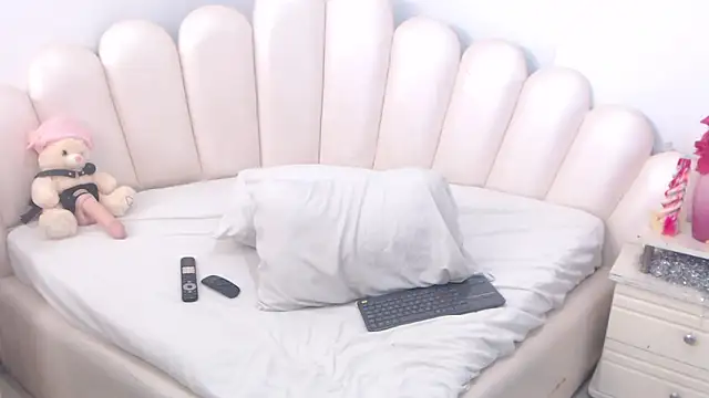 Snapshot of VioletXia_ chatting on 02-20-26, 05:48 VioletXia online show from 02-20-26, 05:48