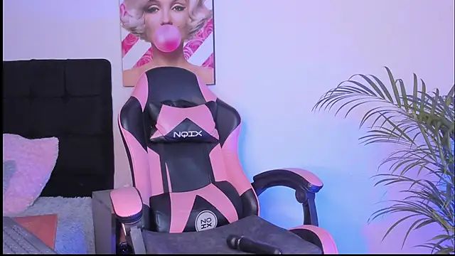 Kenia tompson01 online show from 10-13-25, 07:25