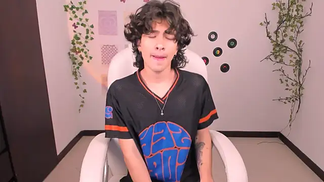 Snapshot of Angelo_duarte chatting on 09-24-25, 06:00 Angelo duarte online show from 09-24-25, 06:00