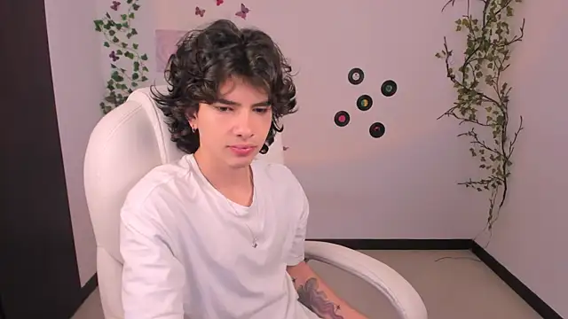 Snapshot of Angelo_duarte chatting on 09-26-25, 06:01 Angelo duarte online show from 09-26-25, 06:01