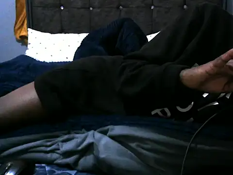 Snapshot of pointy_bloom chatting on 09-26-25, 03:32 pointy bloom online show from 09-26-25, 03:32