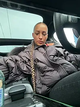 Snapshot of LovingBlondie chatting on 02-12-26, 06:08 LovingBlondie online show from 02-12-26, 06:08