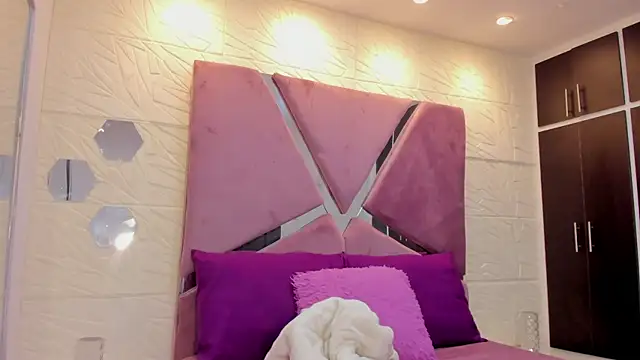 Charlotte Ice1 online show from 11-27-25, 04:42