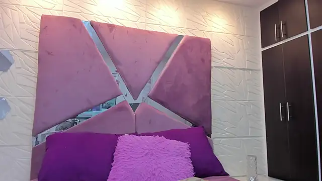 Charlotte Ice1 online show from 11-30-25, 03:27