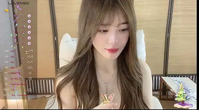 Snapshot of Yuuuuuly chatting on 12-12-24, 06:53 Yuuuuuly online show from 12-12-24, 06:53