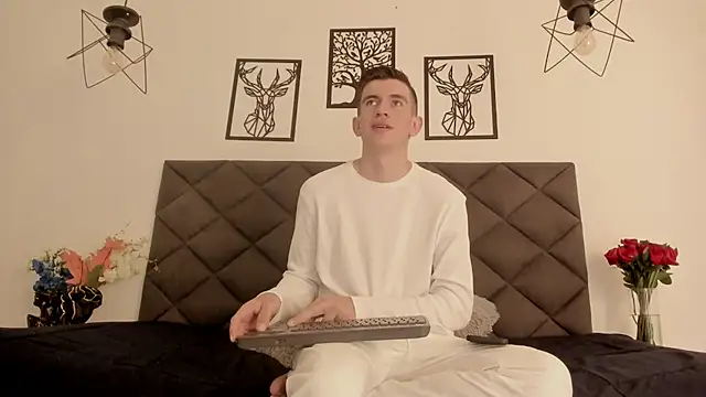 MikaelSlow online show from 01-25-25, 05:18