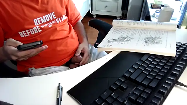 Snapshot of big-pig chatting on 10-05-25, 04:55 big-pig online show from 10-05-25, 04:55